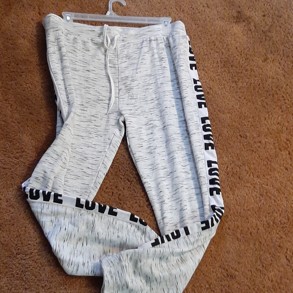 Bobbie Brooks sweatpants with draw string waist.